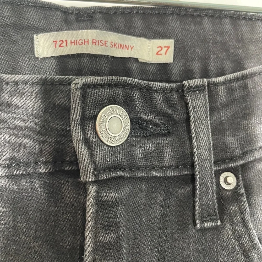 Levis 721 High Rise Skinny Jeans in Black size 27 - Picture 3 of 6